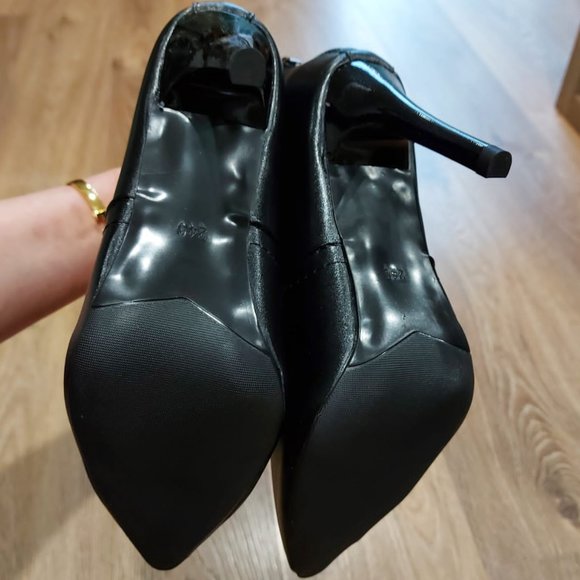 NEW!  leather heeled booties - Picture 4 of 4